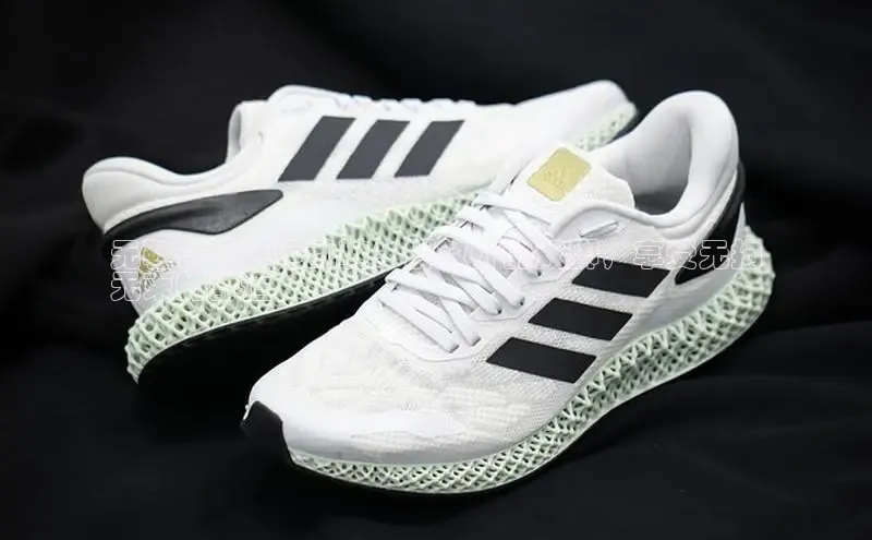 意昂体育无鞋带平底运动鞋：解放你的双脚，享受无拘
无束的舒适