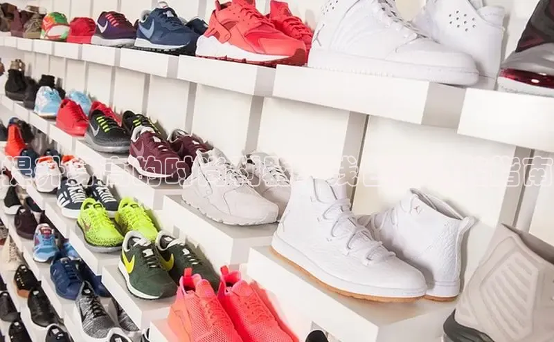 意昂体育招商字节跳动提升身高的时尚利器：浅色运动鞋指南